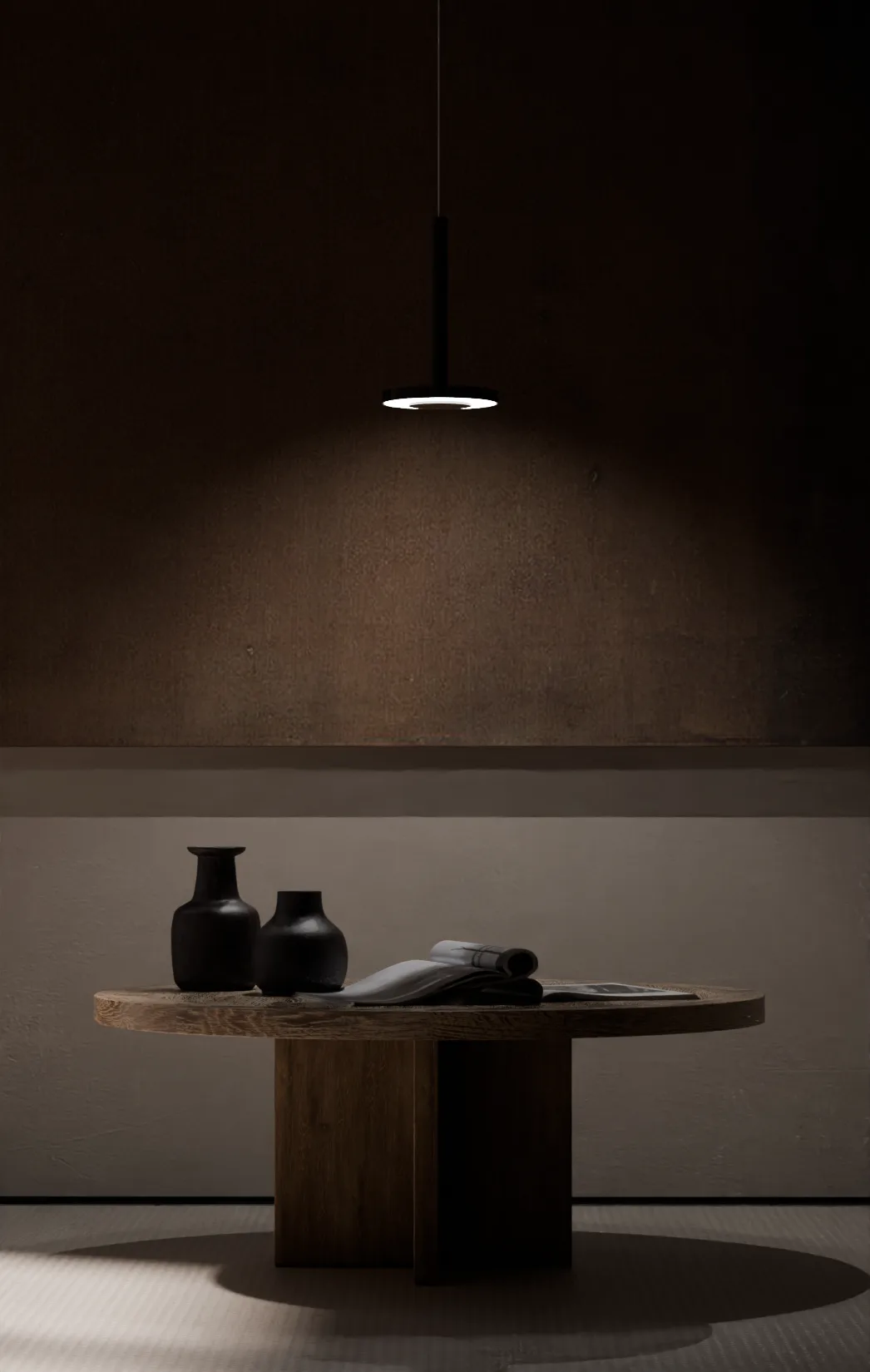 Render notturno: la sospensione accesa illumina il tavolino rotondo in legno