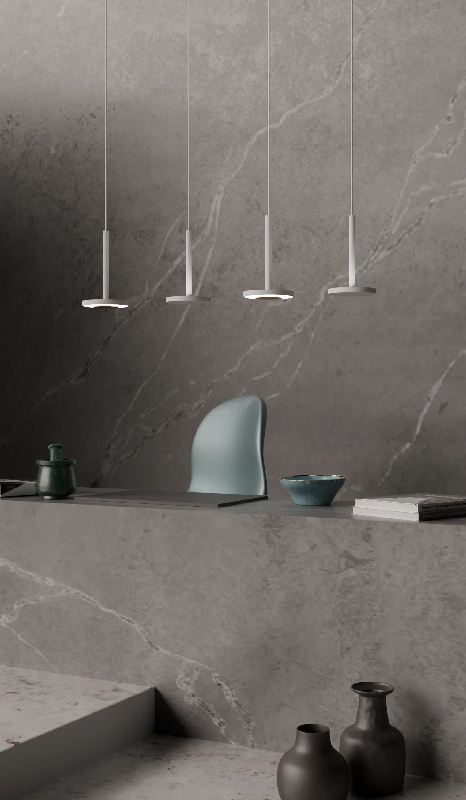 Quattro sospensioni bianche sopra un piano cucina in marmo grigio