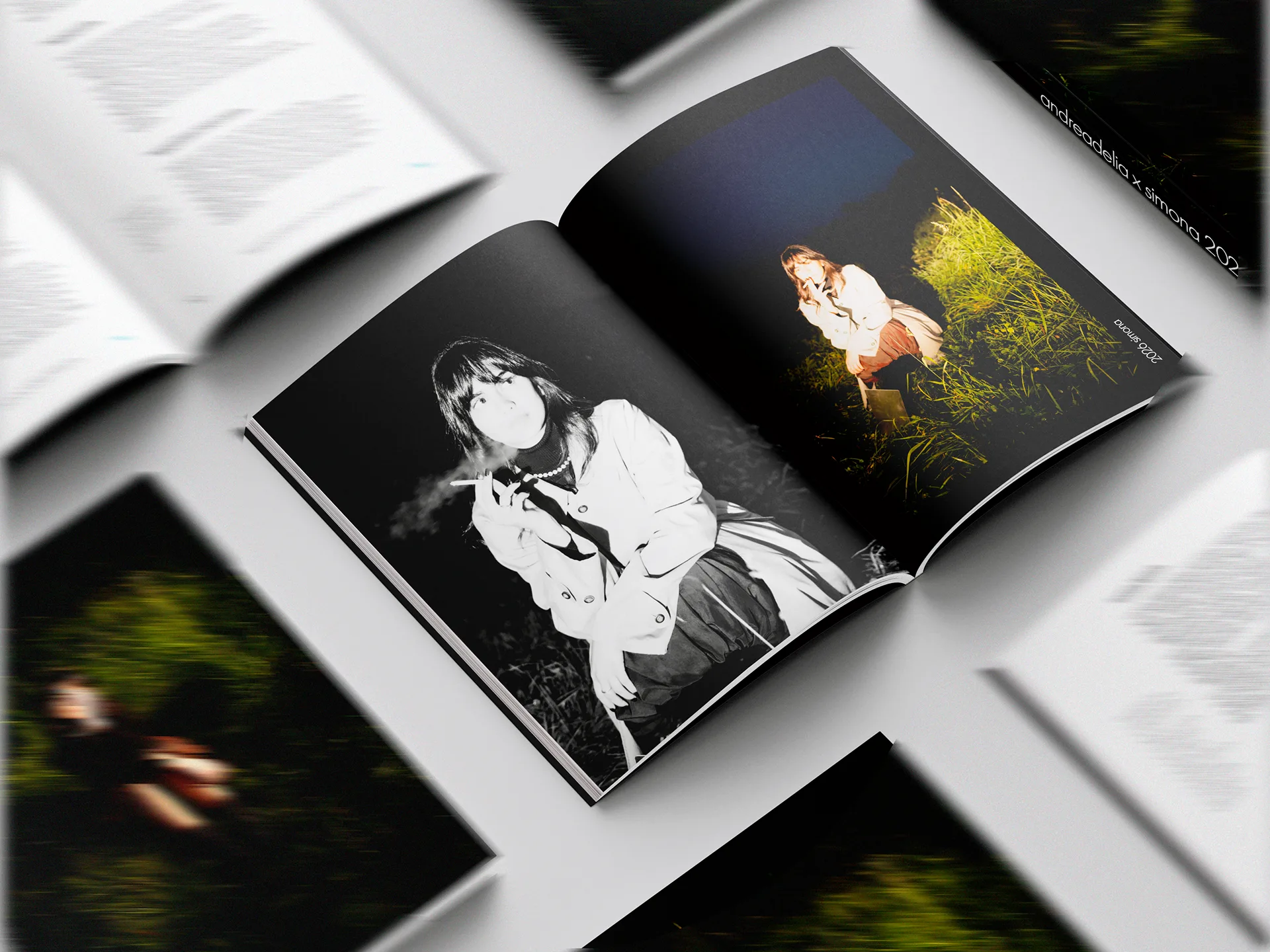 Più copie del book aperte, con i ritratti in bianco e nero e a colori
