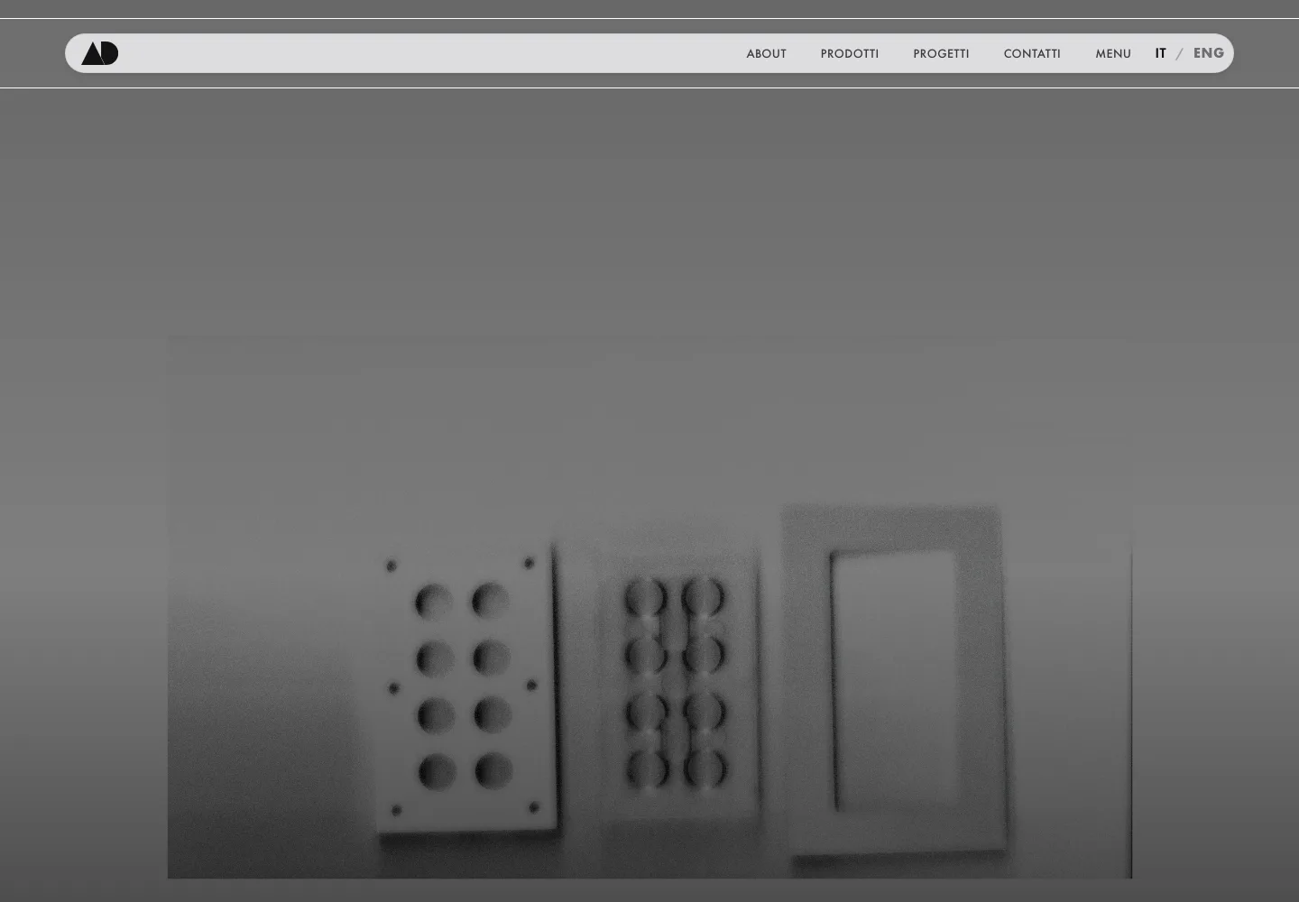 La pagina Custom: incasso a soffitto in primo piano e il processo su misura passo dopo passo